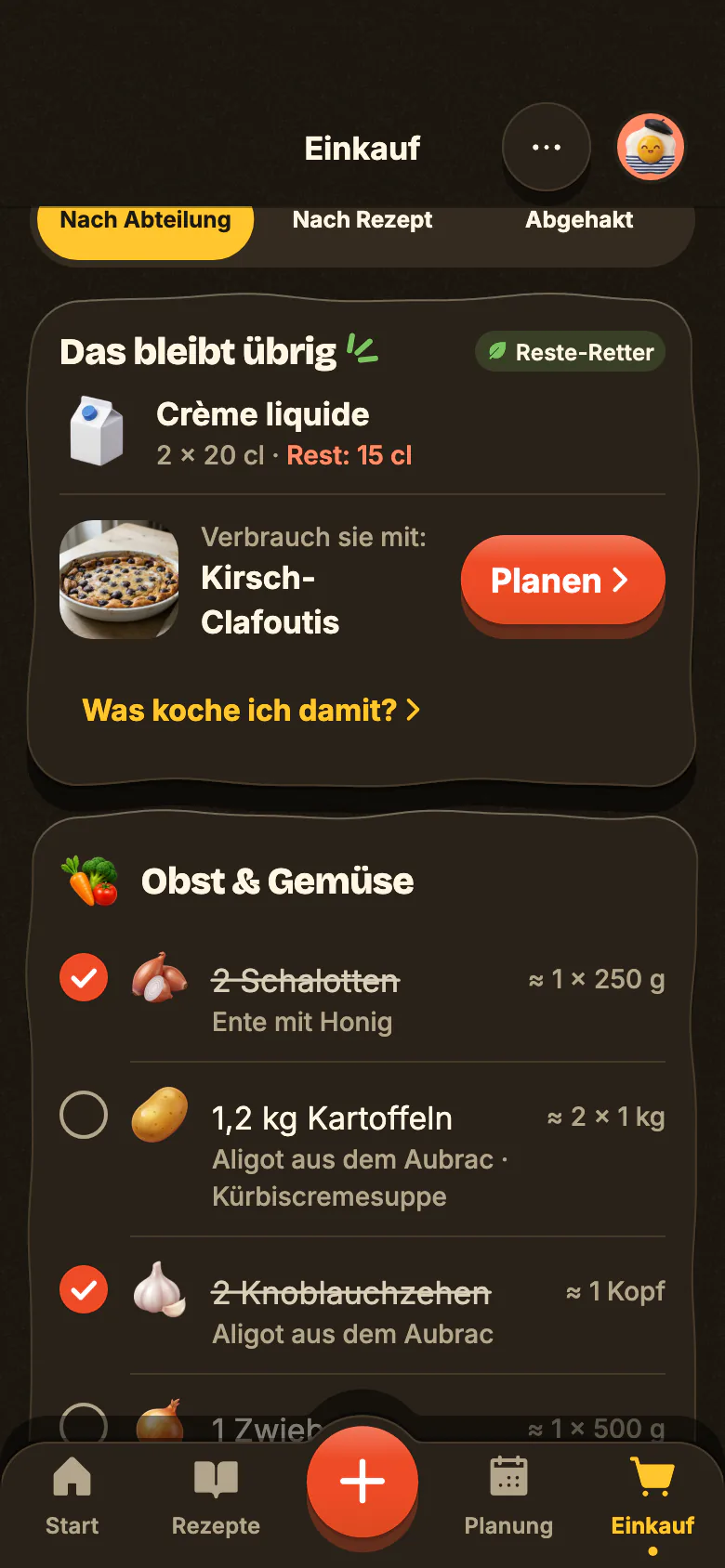 Die Einkaufsliste von Yumclip, nach Abteilung sortiert: Produkte werden eins nach dem anderen abgehakt, dann „Das bleibt übrig“ und das Rezept, das den Rest aufbraucht.