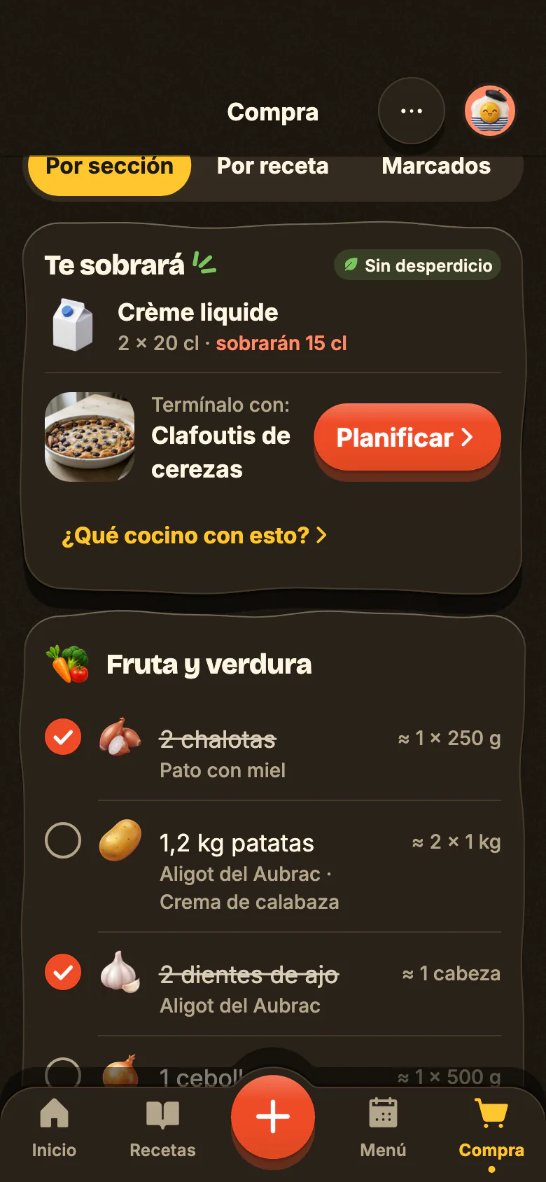 La lista de la compra de Yumclip, ordenada por secciones: productos marcados uno a uno, luego «Te sobrará» y la receta que aprovecha lo que queda.