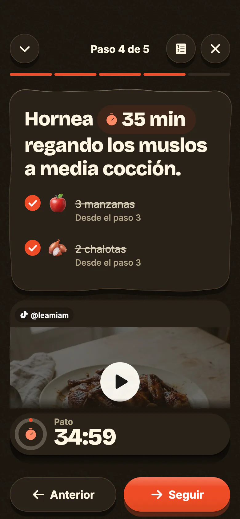 El modo cocina de Yumclip, de noche: un paso escrito en grande, sus ingredientes y el temporizador que arranca.