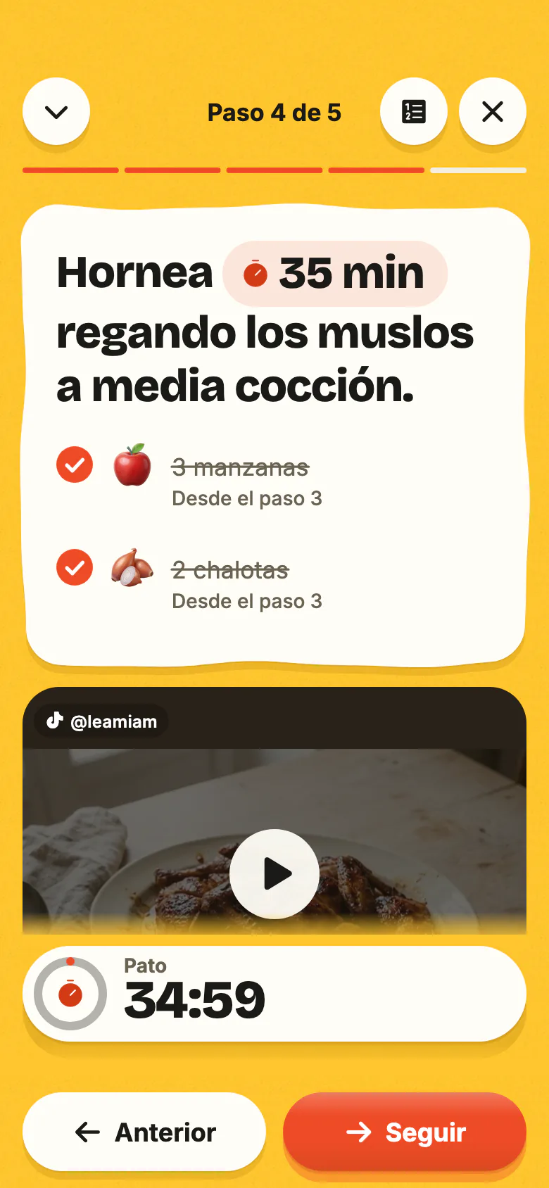 El modo cocina de Yumclip, de noche: un paso escrito en grande, sus ingredientes y el temporizador que arranca.