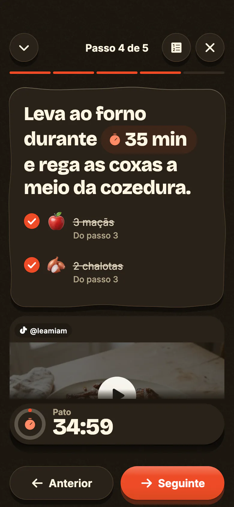 O modo cozinha do Yumclip, à noite: um passo escrito em grande, os ingredientes e o temporizador a arrancar.