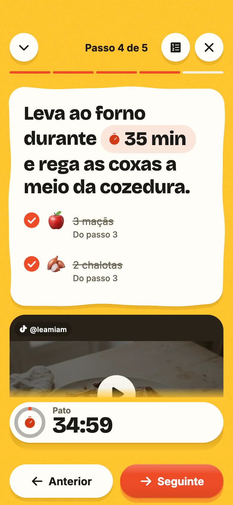 O modo cozinha do Yumclip, à noite: um passo escrito em grande, os ingredientes e o temporizador a arrancar.
